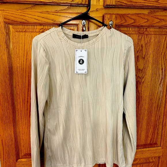 Tops - NWT Zesica shirt size small in off white or cream with texture